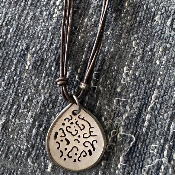 ❤ Silpada Carved Abalone Shell .925 STERLING Leather Necklace - Picture 3 of 4